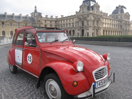 2CV in front of the Louvre - photo by Rob McFarland