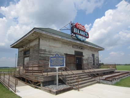 Old shack on the Blues Highway in Mississippi - photo by Rob McFarland