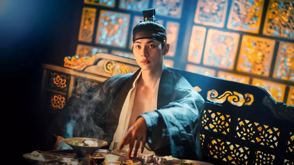 A scene from K-drama Bon Appetit, Your Majesty